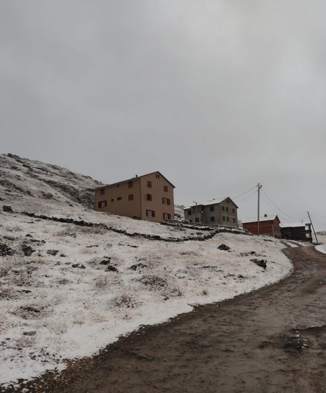 Trabzon’un Yaylalarına Mevsimin İlk Karı Yağdı