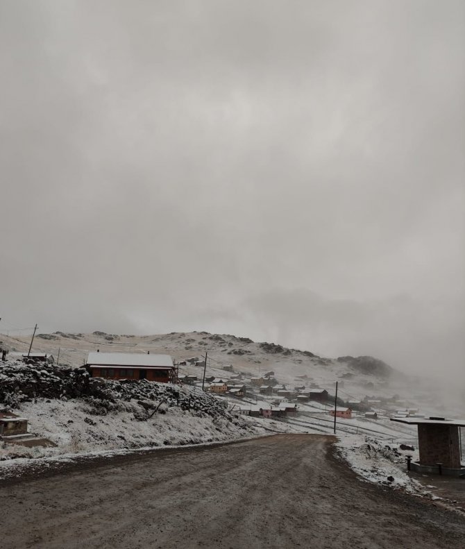 Trabzon’un Yaylalarına Mevsimin İlk Karı Yağdı