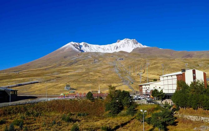 Erciyes Beyaz Örtüsünü Giydi