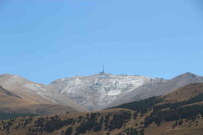 Palandöken’e Mevsimin İlk Karı Düştü