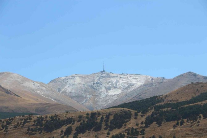 Palandöken’e Mevsimin İlk Karı Düştü