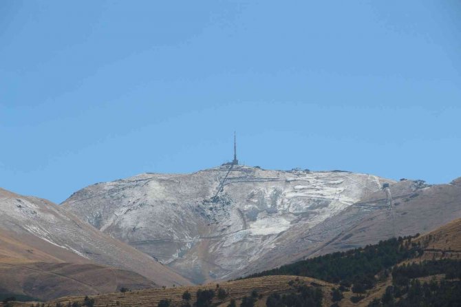 Palandöken’e Mevsimin İlk Karı Düştü