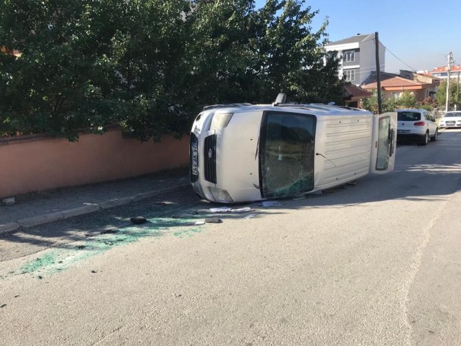 Kazada Yan Yatan Otomobilin Sürücüsü Yaralandı