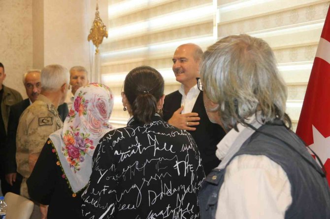 İ̇çişleri Bakanı Soylu, Diyarbakır’da Evlat Nöbeti Tutan Ailelerle Bir Araya Geldi