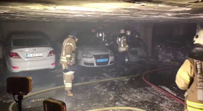 Ümraniye’de Kapalı Otoparkta Çıkan Yangında 5 Araç Yandı