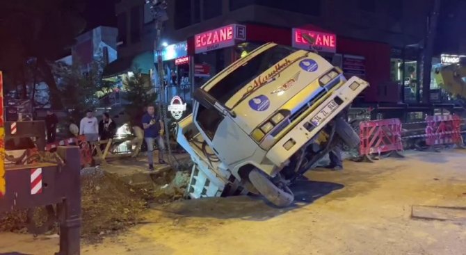 İ̇ski̇ Çalışmasında Yol Çöktü, Hafriyat Kamyonu Çukura Düştü