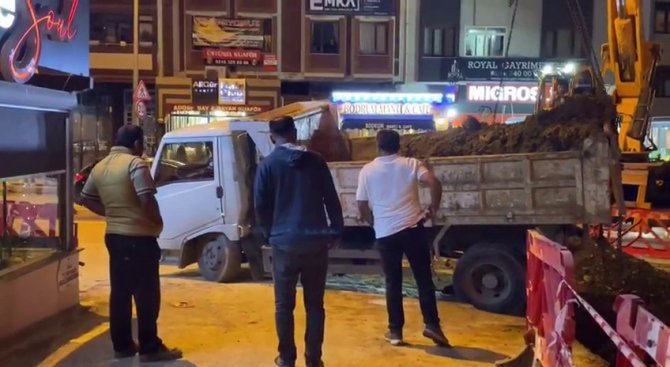 İ̇ski̇ Çalışmasında Yol Çöktü, Hafriyat Kamyonu Çukura Düştü
