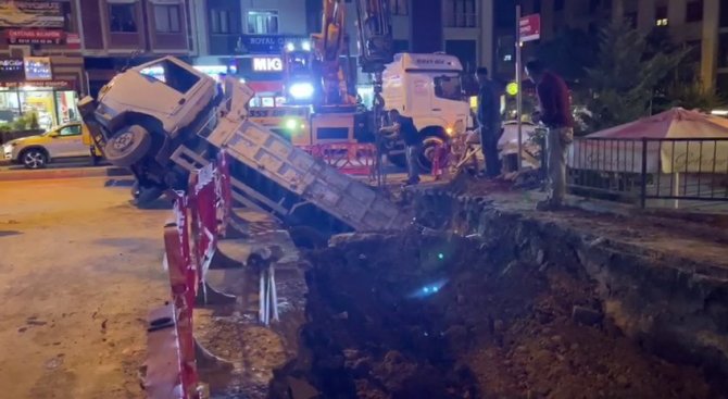 İ̇ski̇ Çalışmasında Yol Çöktü, Hafriyat Kamyonu Çukura Düştü