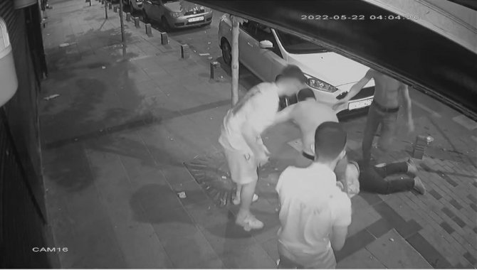 İ̇stanbul’da Dehşet Anları Kamerada: Şehir Eşkıyaları Öldüresiye Dövdü