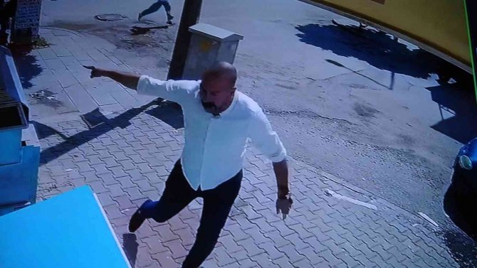 Dehşet Anları Kamerada: Çatı Aktı, Kılıç Ve Silahlar Çekildi