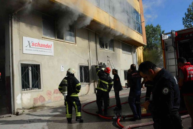 Depodaki Plastik Malzemeler Yandı, Dumanlar Paniğe Sebep Oldu