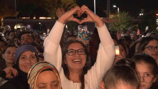 Mimar Sinan Çarşısı, Ekin Uzunlar Konseriyle Açıldı