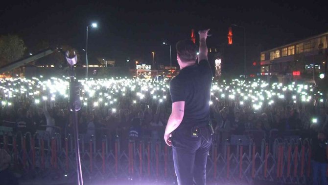 Mimar Sinan Çarşısı, Ekin Uzunlar Konseriyle Açıldı