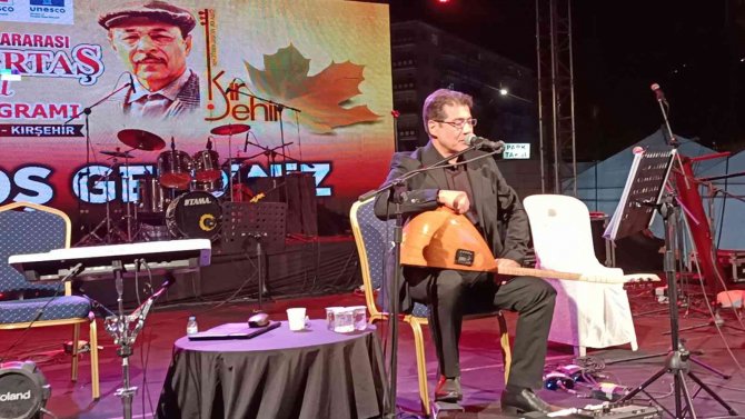 Neşet Babasıyla Söylemişti, Oğlu Hüseyin’de Kırşehir’de Neşet’in Torunu İle Söyledi