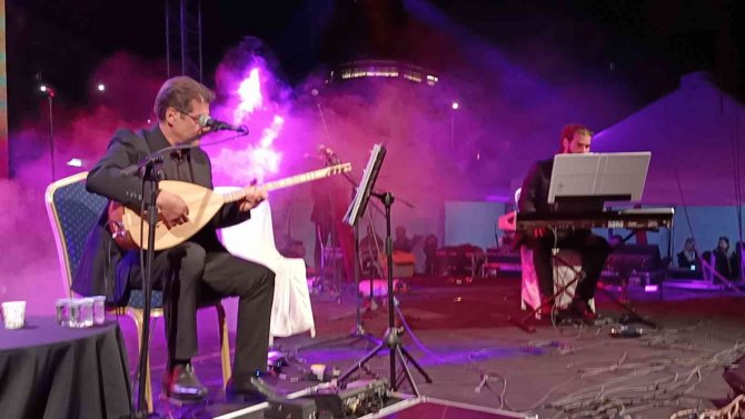 Neşet Babasıyla Söylemişti, Oğlu Hüseyin’de Kırşehir’de Neşet’in Torunu İle Söyledi