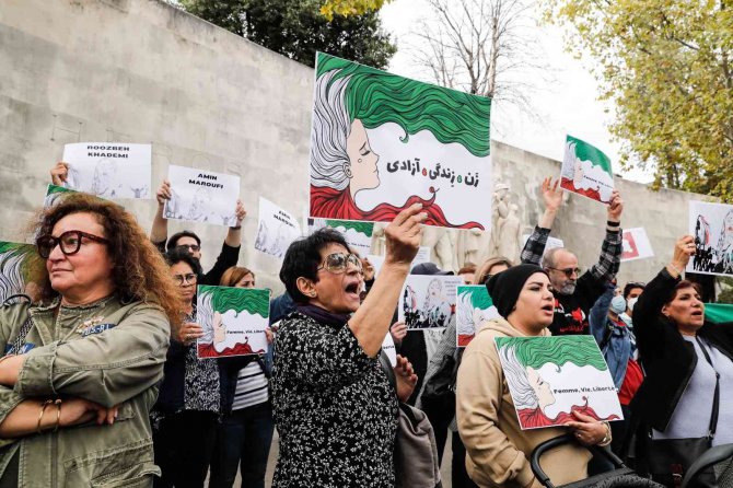 Paris’te Mahsa Amini’nin Ölümü Protesto Edildi