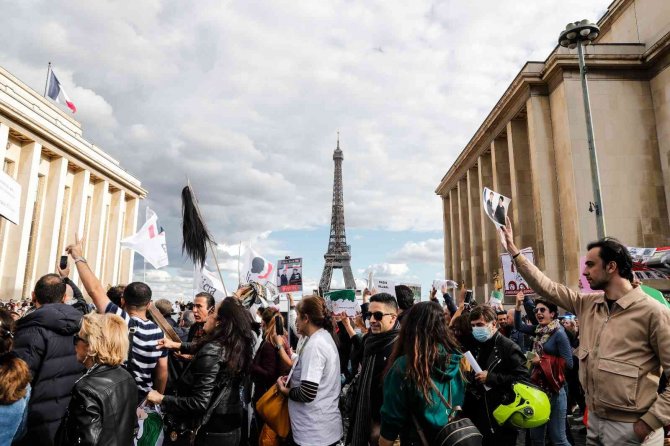 Paris’te Mahsa Amini’nin Ölümü Protesto Edildi