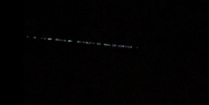 Erciş’te Gökyüzündeki Sıralı Işıklar Hayrete Düşürdü