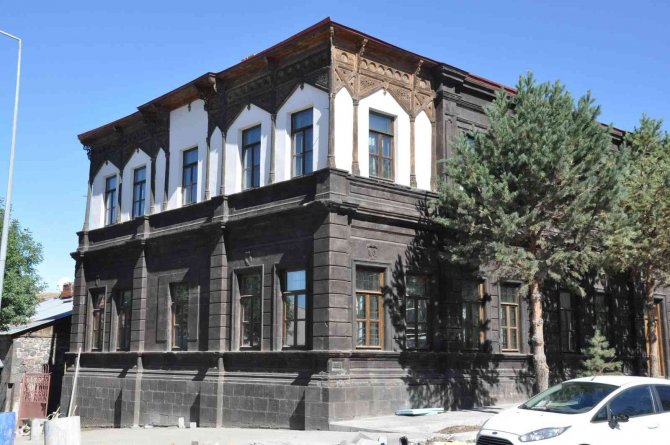 Kars’ta 100 Yıllık Bina Gün Yüzüne Çıkarıldı