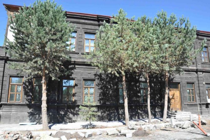 Kars’ta 100 Yıllık Bina Gün Yüzüne Çıkarıldı