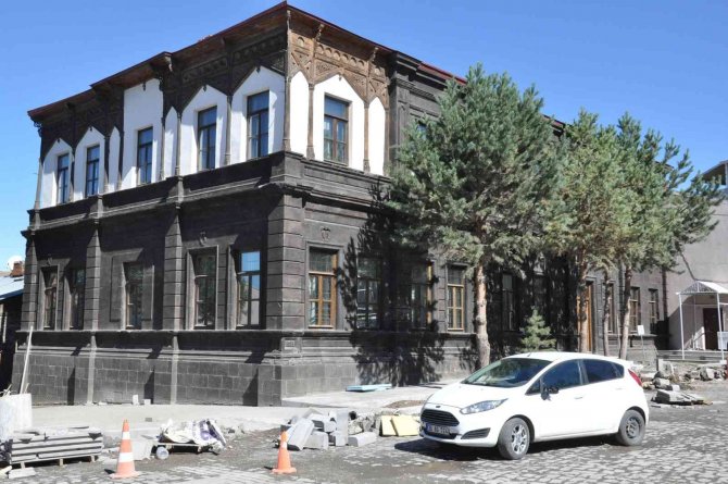 Kars’ta 100 Yıllık Bina Gün Yüzüne Çıkarıldı