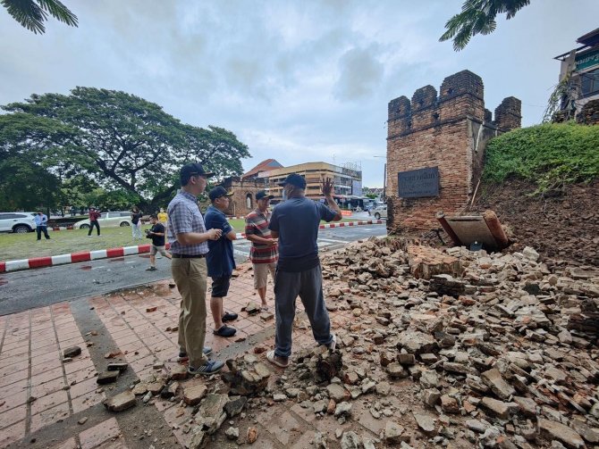 Tayland’da Şiddetli Yağışlara Dayanamayan 750 Yıllık Antik Kentin Duvarı Çöktü
