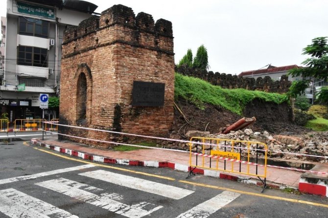 Tayland’da Şiddetli Yağışlara Dayanamayan 750 Yıllık Antik Kentin Duvarı Çöktü
