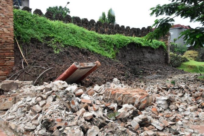 Tayland’da Şiddetli Yağışlara Dayanamayan 750 Yıllık Antik Kentin Duvarı Çöktü