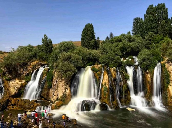 Muradiye Şelalesinde Sonbahar Güzelliği