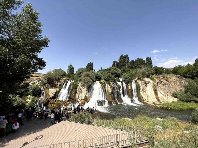 Muradiye Şelalesinde Sonbahar Güzelliği