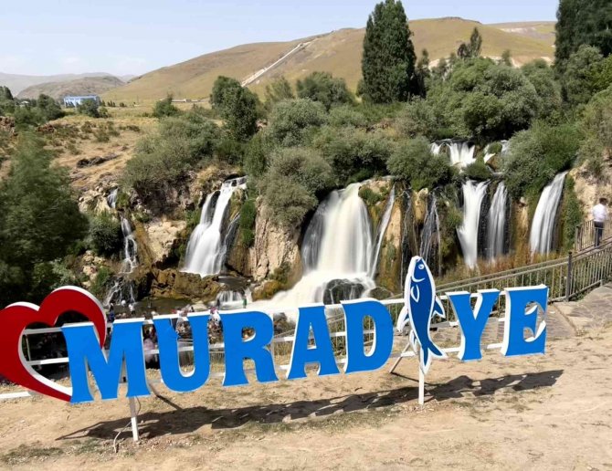 Muradiye Şelalesinde Sonbahar Güzelliği