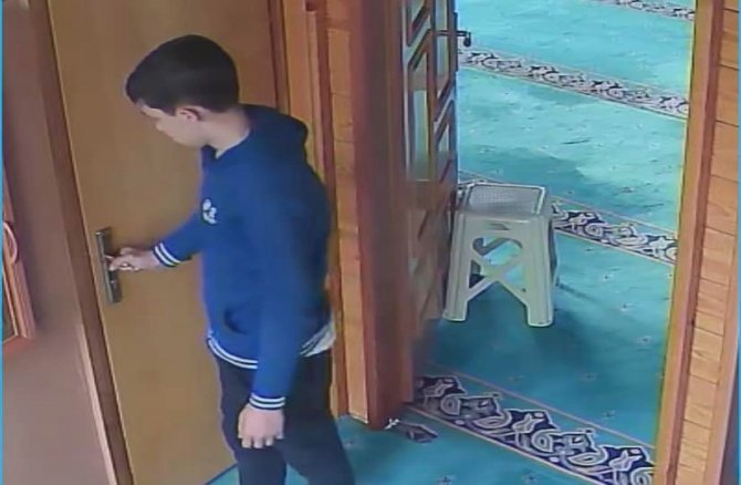 Camiye Giren Hırsız Kekle Meyve Suyu İçip, Para Kutusunu Çaldı