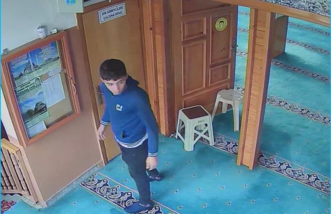 Camiye Giren Hırsız Kekle Meyve Suyu İçip, Para Kutusunu Çaldı