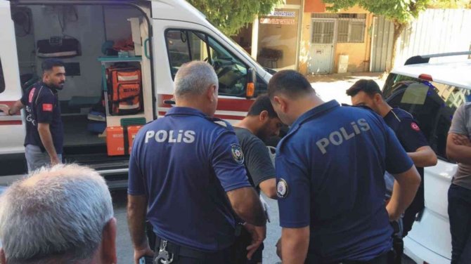Babasını Ve Abisini Bıçakladı