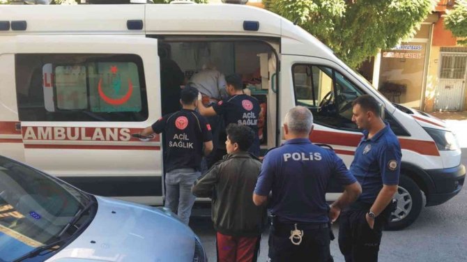 Babasını Ve Abisini Bıçakladı