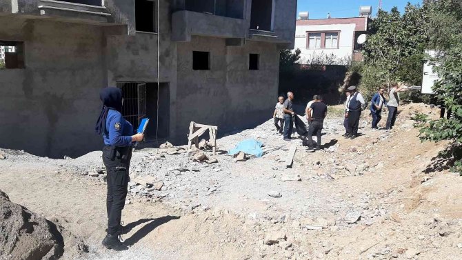 İ̇nşaat İskelesinden Düşen İşçi Hayatını Kaybetti