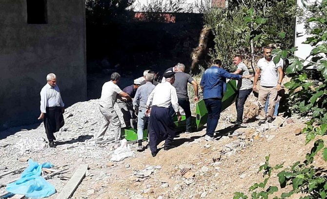İ̇nşaat İskelesinden Düşen İşçi Hayatını Kaybetti