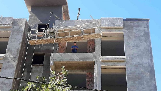 İ̇nşaat İskelesinden Düşen İşçi Hayatını Kaybetti