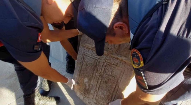 Araçta Roma Dönemine Ait Mezar Steli Ele Geçirildi