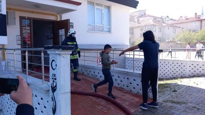 Yangında Dumanların Arasında Kalan Çocuğu İtfaiye Kurtardı