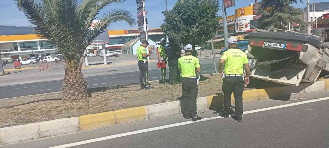 Hafriyat Kamyonu Çarptığı Otomobili Metrelerce Sürükledi, O Anlar Kameraya Yansıdı