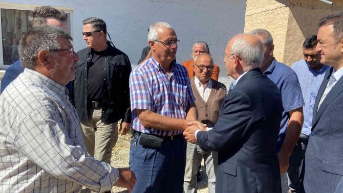 Kılıçdaroğlu Deaş Tarafından Kaçırılıp Şehit Edildiği İleri Sürülen Askerin Ailesini Ziyaret Etti