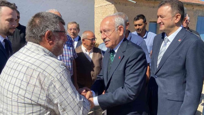 Kılıçdaroğlu Deaş Tarafından Kaçırılıp Şehit Edildiği İleri Sürülen Askerin Ailesini Ziyaret Etti