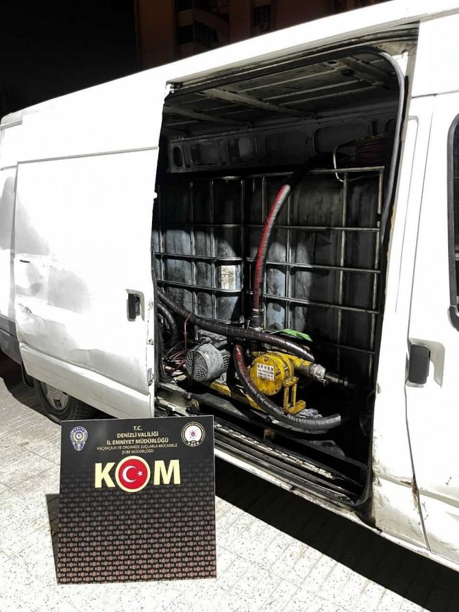 Takibe Alınan Minibüsten Kaçak Akaryakıt Çıktı