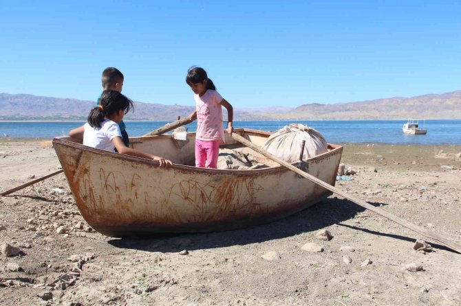 Bir Zamanlar Tekne Turu Yapılıyordu, Suların Çekilmesi İle O Köy Kuraklığın Ortasında Kaldı