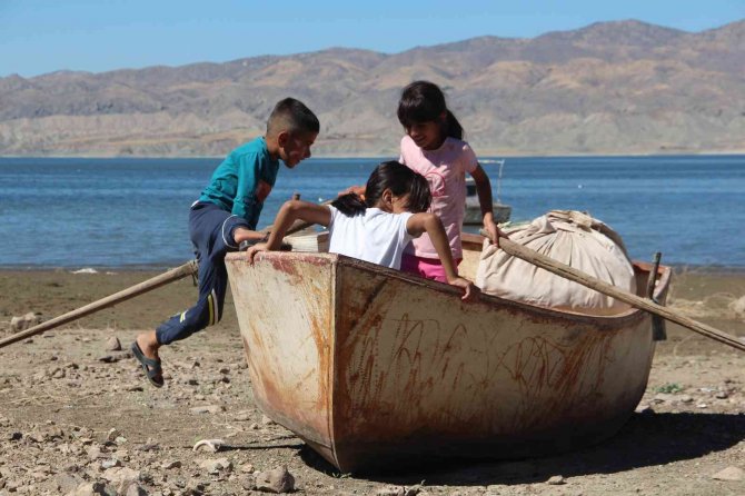 Bir Zamanlar Tekne Turu Yapılıyordu, Suların Çekilmesi İle O Köy Kuraklığın Ortasında Kaldı
