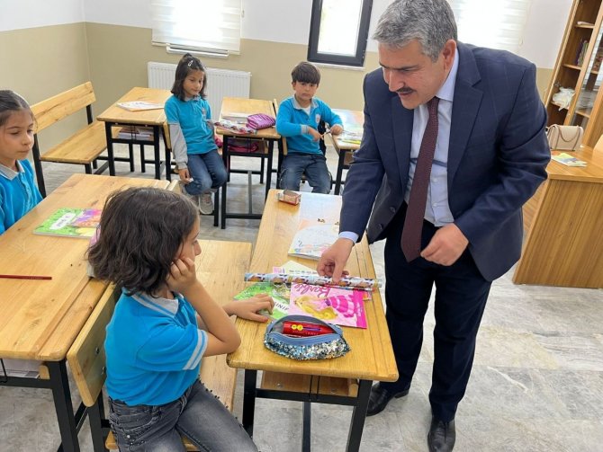 Kargın Belediyesinden Öğrencilere Kırtasiye Yardımı