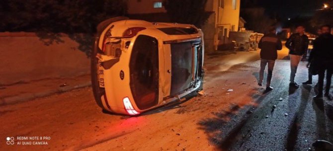 Kaza Sonucu Devrilen Otomobildeki 2 Kişi Yaralandı