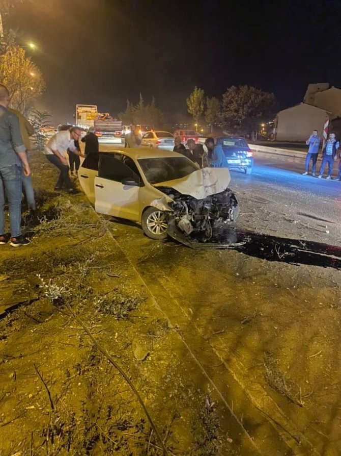 Otomobil Önce Motosiklete Sonra Refüje Çarptı: 1 Yaralı