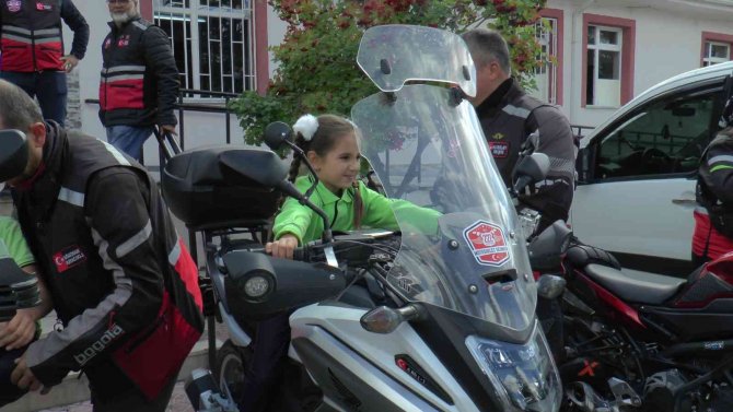 Motosikletlerle Köy Okuluna Bin 222 Kitap Bağışladı